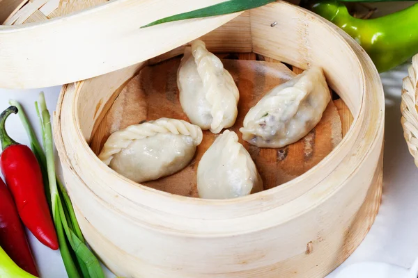 Chinese dumplings houten stoomboot stilleven op een tafel de nationale sfeer — Stockfoto