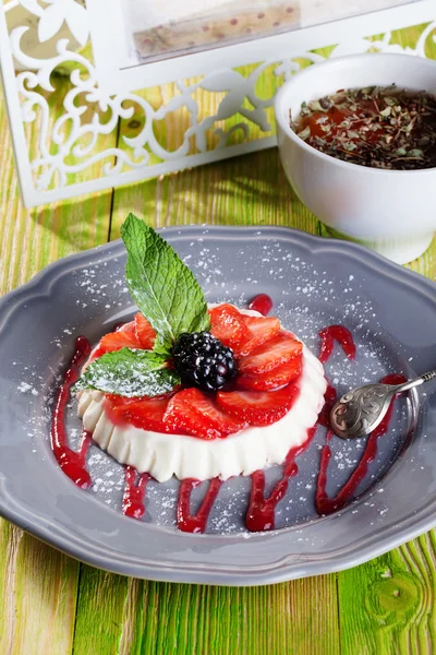 Gâteau panna cotta, fromage fraises et menthe sur une assiette grise Provence nature morte dessert — Photo