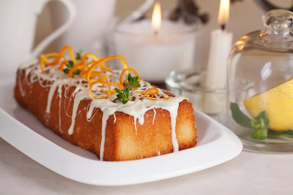 Plum cake food white chocolate, orange zest, thyme, close-up still life with tea and lemon — Stock Photo, Image
