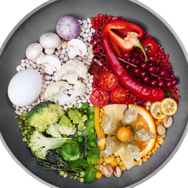 Maten bryts ned av färg, röda livsmedel, vit, grön, gul, kreativa koncept — Stockfoto