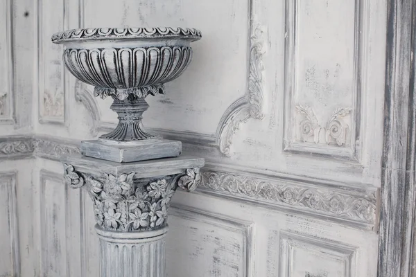 Розкішна кам'яна ваза в інтер'єрі — стокове фото