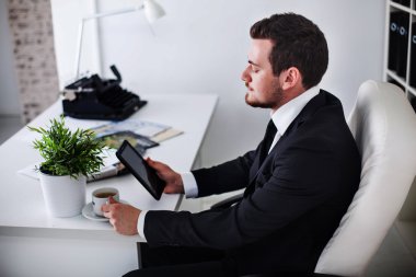 Ofisteki iş adamı.