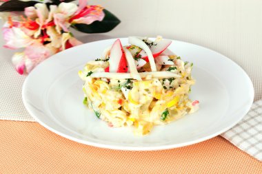 domates ve bir plaka üzerinde otlar ile kavrulmuş tavuk