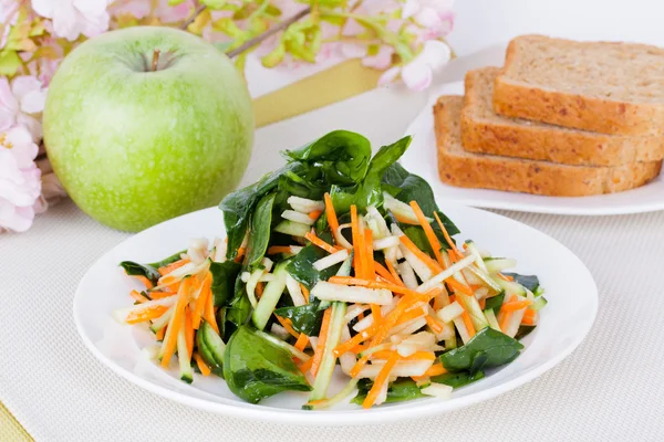 Salada com maçã e cenoura — Fotografia de Stock