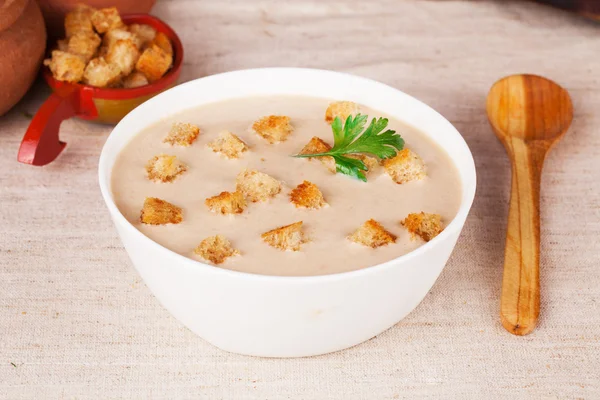 La sopa de crema con los crutones en la naturaleza muerta el estilo ruso — Foto de Stock