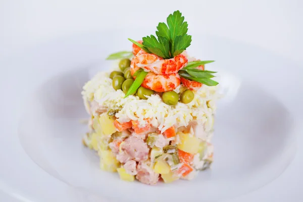 Ensalada clásica decorada con camarones y perejil para el menú sobre un fondo blanco —  Fotos de Stock