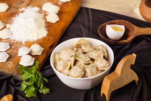 Dumplings på bordet fortfarande liv — Stockfoto