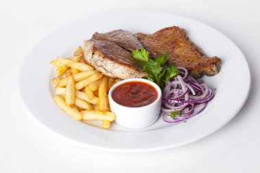 et, patates, kırmızı soğan sos ile