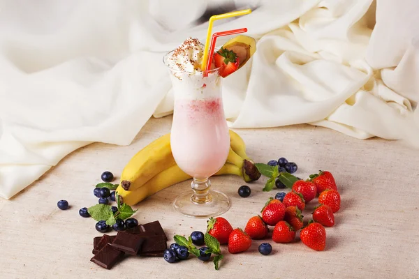 Berry milkshake with the ingredients — Stock Photo, Image