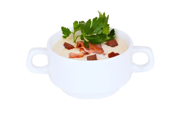Cremige Suppe mit Croutons und Speckpetersilie in Terrine — Stockfoto