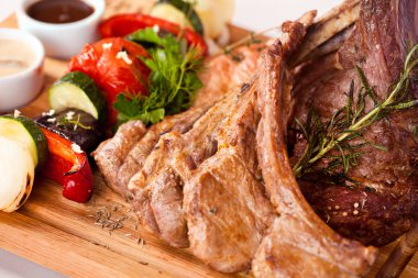 Kaburga sebze kebabı closeup sulu gıda ile