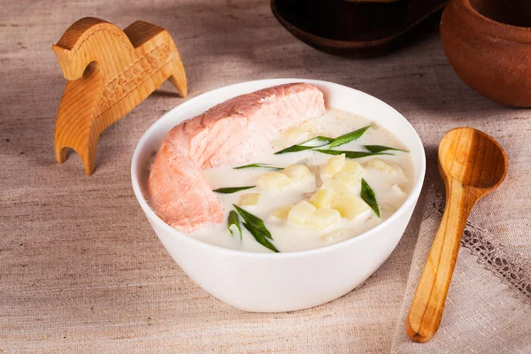 Käsesuppe mit Kartoffeln, Lachs und grünen Zwiebeln — Stockfoto