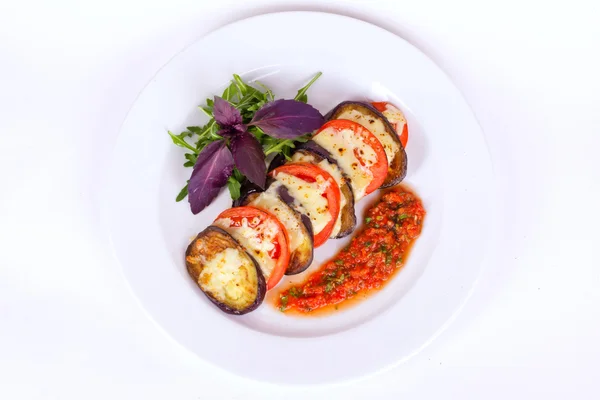 Баклажаны с томатами базилик томатный соус на тарелке сверху изолированный белый фон для меню — стоковое фото