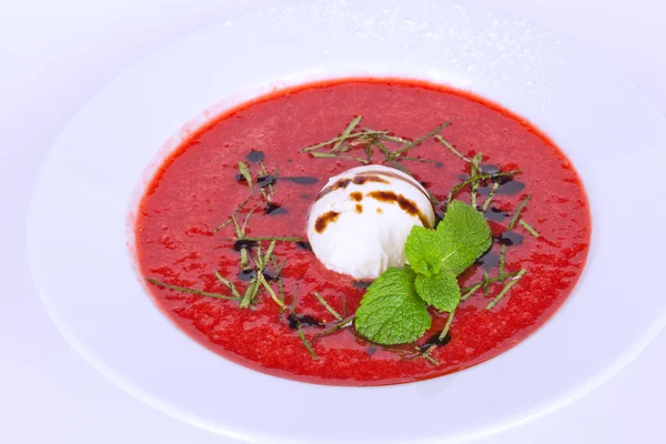 Soupe aux fraises avec assiette à la menthe glacée haut du menu fond blanc — Photo