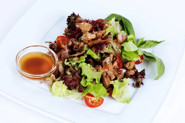 Cogumelos marinados, salada, alface, no prato — Fotografia de Stock