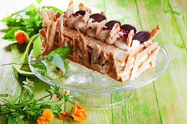 Napoleón torta naturaleza muerta fondo blanco hermosas ruinas principescamente verde primavera — Foto de Stock