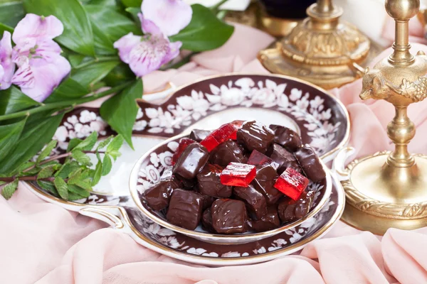 Красное желе в шоколаде на тарелке роскоши — стоковое фото