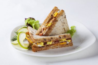 jambon ve peynir tereyağı baharat, sosis, sucuk, yumurta, kireç, domuz pastırması ile iki sandviç