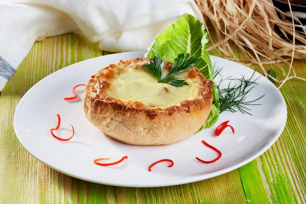 Julienne al horno hermoso pan, naturaleza muerta en una mesa de madera —  Fotos de Stock