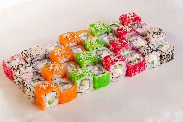 Sushi set ide gulungan yang berbeda, tidak biasa, atas kreatif pada latar belakang putih — Stok Foto