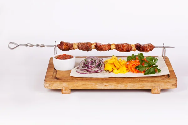 Espetos de Kebab de carne em uma placa de pau — Fotografia de Stock