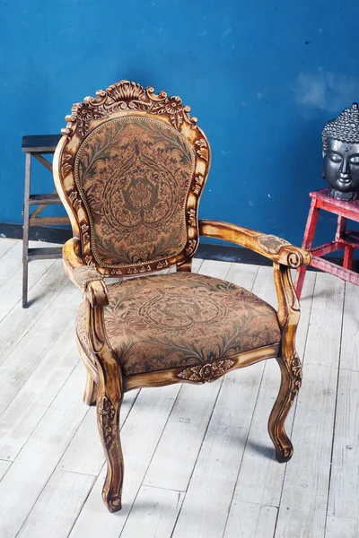 Baroque armchair close-fitting head buddha blue wall interior — Stock Photo, Image
