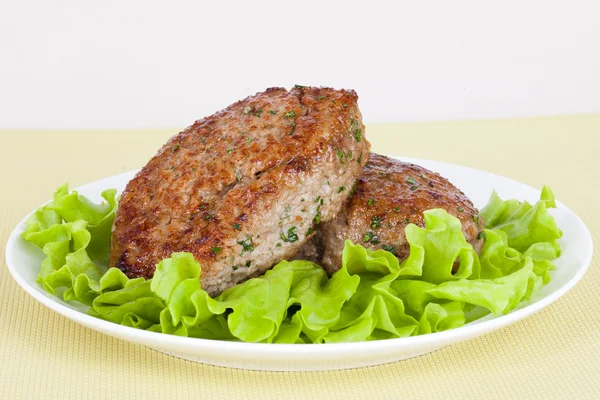 Costeleta de carne em uma chapa — Fotografia de Stock