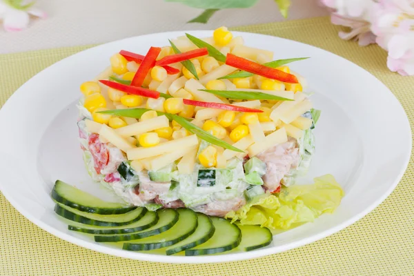 Lente salade met maïs en paprika krab stokken — Stockfoto