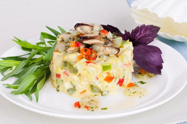 Салат с морепродуктами и мидиями — стоковое фото