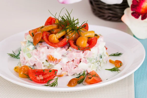 Houby salát šunka, okurka, rajče, zelení — Stock fotografie