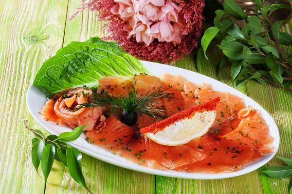 红鱼片盐渍的菜橄榄柠檬莳萝静物 — 图库照片