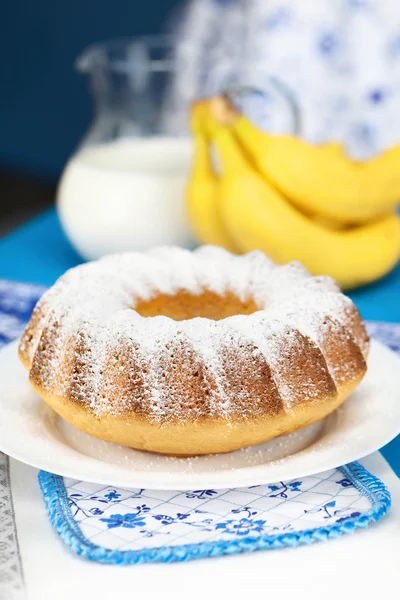 Charlotte with powdered sugar and banana — Stock Photo, Image