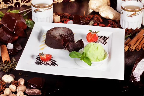 Brownie-Kuchen mit Erdbeeren, Tee, Gewürzen, Pistazieneis, Atmosphäre — Stockfoto