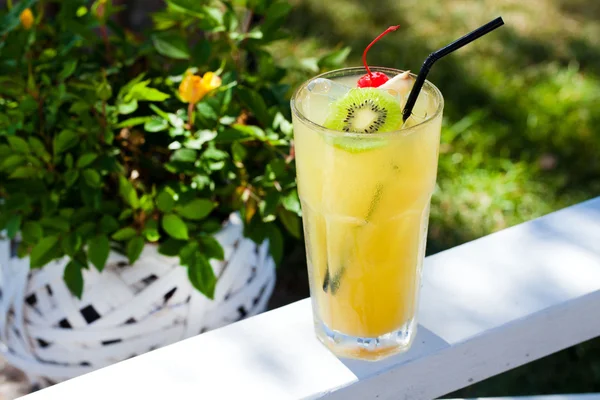 Тропический коктейль с киви и вишней — стоковое фото