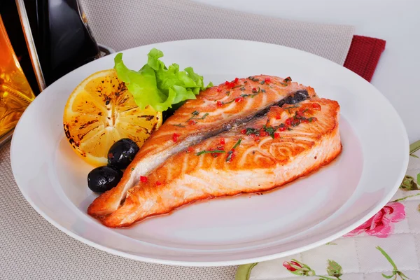 Salmon steak dengan lemon, zaitun masih hidup — Stok Foto