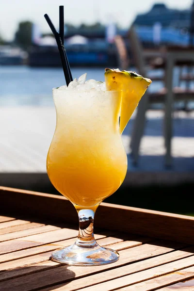 Aptitretande cocktail med ananas — Stockfoto