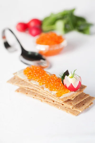 Crispbread and red salmon caviar to supply the ideal figure — Stock Photo, Image
