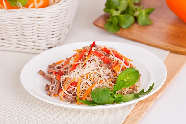 Insalata funchoza manzo e peperoni, mais, carota Fotografia Stock