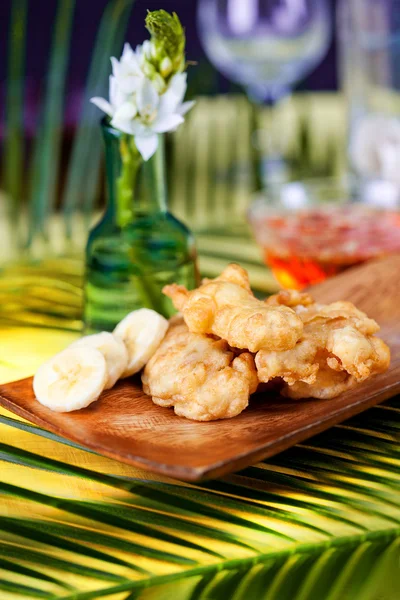 Bananes tempura sur une assiette en bois — Photo