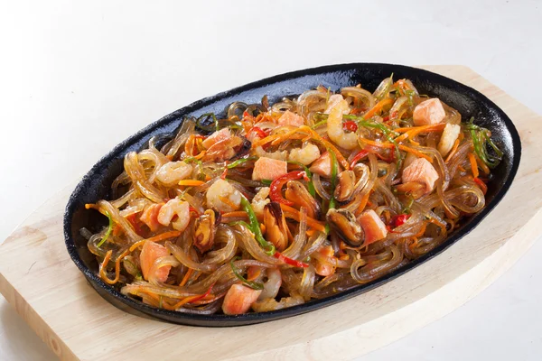 Wok noodles with vegetables seafood, salmon, oysters, mussels, shrimp — Stock Photo, Image