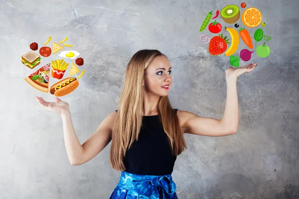 다이어트 여자 음식 사이의 선택 — 스톡 사진