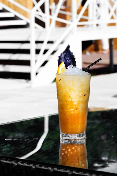 Цитрусовый коктейль со льдом, лимоном и базиликом — стоковое фото