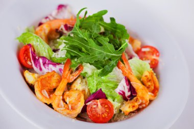 yemek için Restoran Sezar salata karides ile 