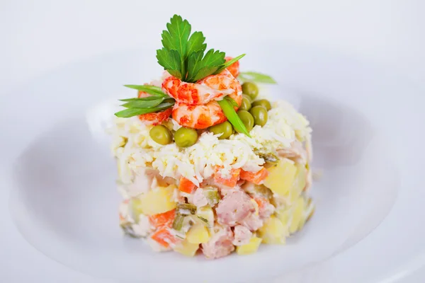 Ensalada clásica decorada con camarones y perejil para el menú sobre un fondo blanco —  Fotos de Stock