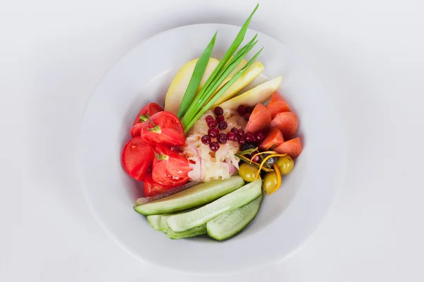 Овощное блюдо на зеленом луке маринованные помидоры, соленые огурцы изолированы белый фон — стоковое фото