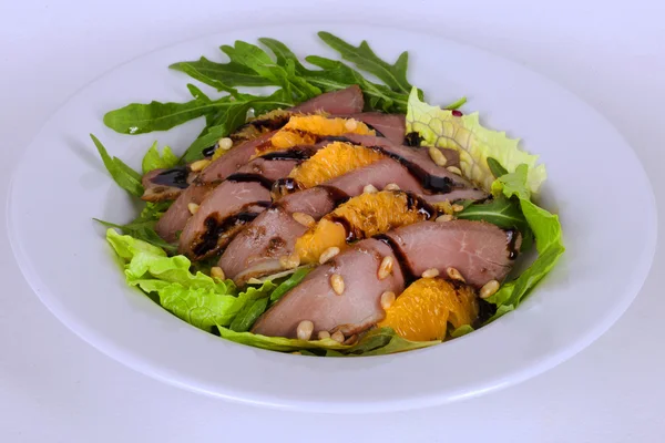 Bela salada com peito de pato pinhões de abacaxi e comida apetitosa balsâmico — Fotografia de Stock