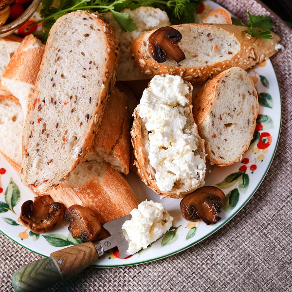 Pão com queijo coalhado — Fotografia de Stock