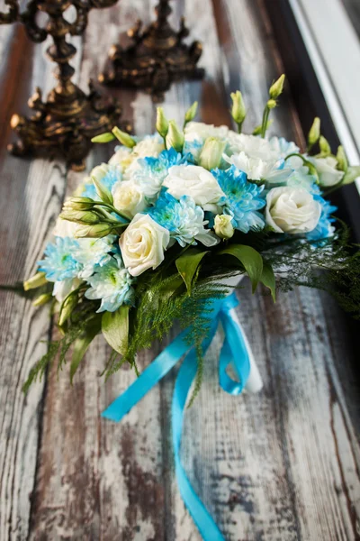 Piękne wesele bukiet na drewnianym stole z rocznika Świeczniki — Zdjęcie stockowe