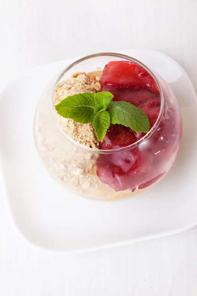 Erdbeernuss-Dessert im Glas mit Minze, zerkleinerten Erdnüssen, Walnüssen — Stockfoto