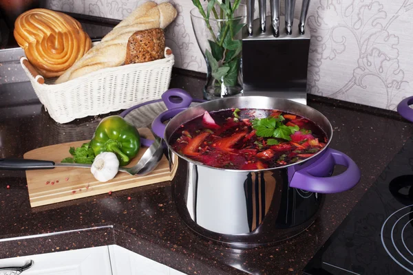 Borsjtj soppa pan, kokplatta, spis matlagning — Stockfoto